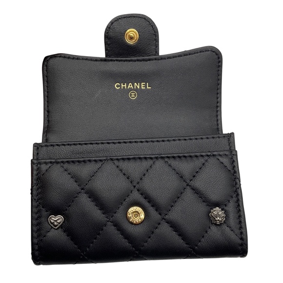 CHANEL BLACK 2023 CC LOGO LUCKY CHARM CLASSIC FLAP CARD HOLDER - Picture 6 of 13